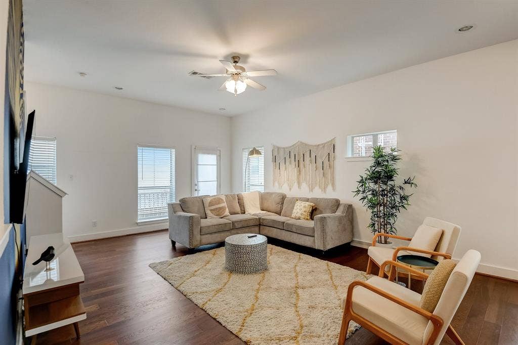 Living area with a ceiling fan, dark wood-style floors, baseboards, and recessed lighting
