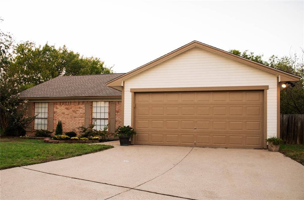1110 W Cozby Court W, Benbrook, TX 76126 1110 W Cozby Court W, Benbrook, TX 76126