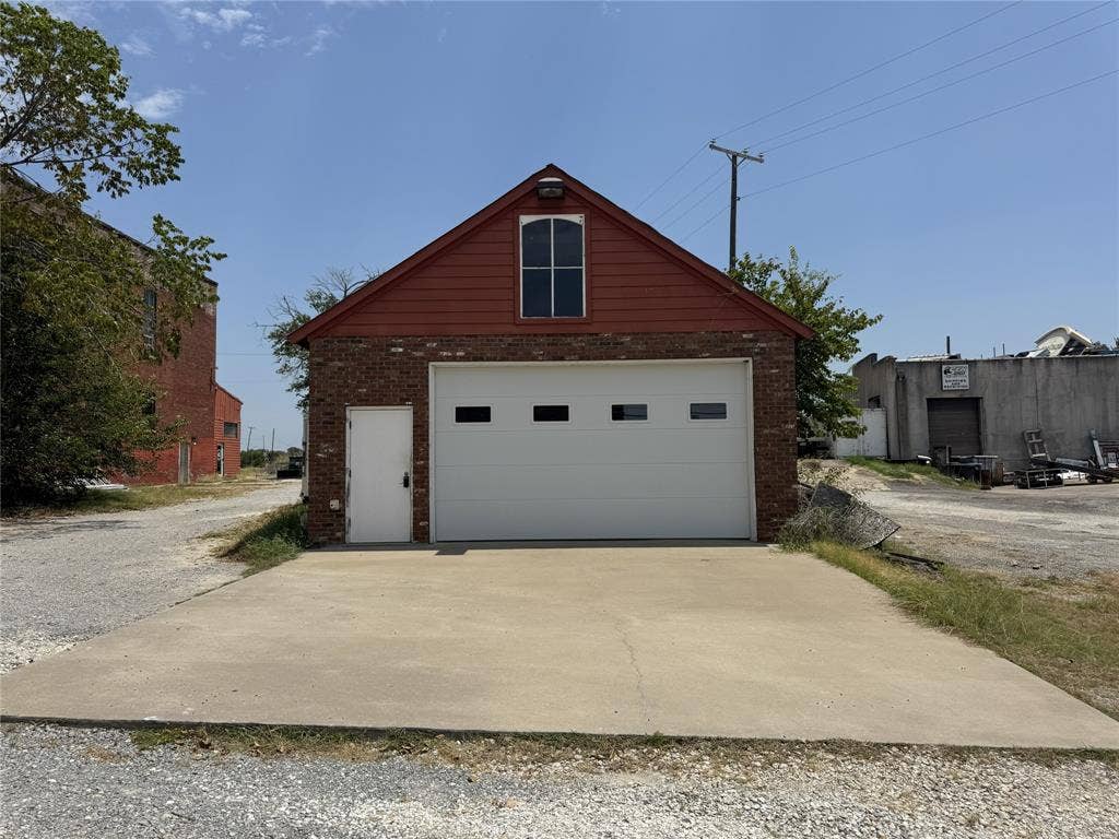 110 S Houston Avenue, #Garage, Denison, TX 75021
