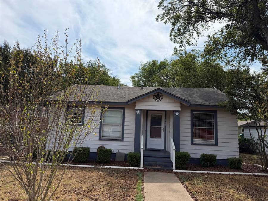 Property photo for 117 Moon Street, Cleburne, TX