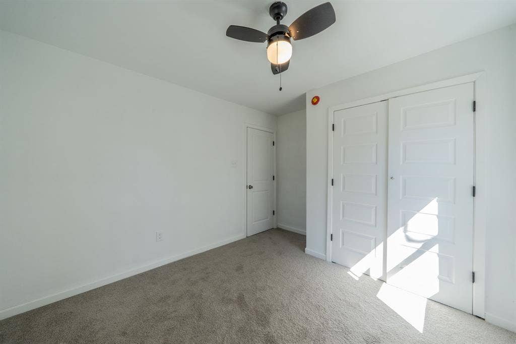 White walls with a textured gray carpet
