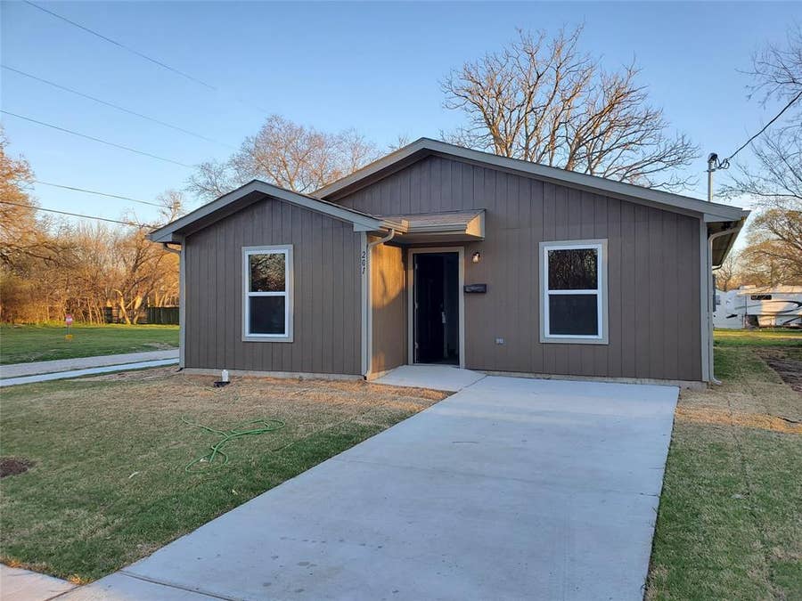 Property photo for 201 S 2nd Street, Bonham, TX