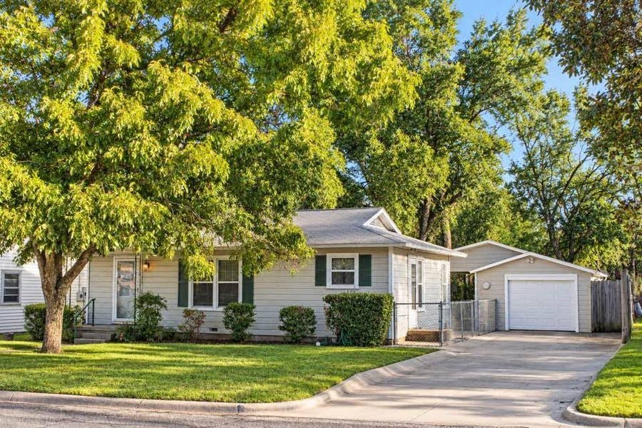 Property photo for 611 Rose Avenue, Cleburne, TX