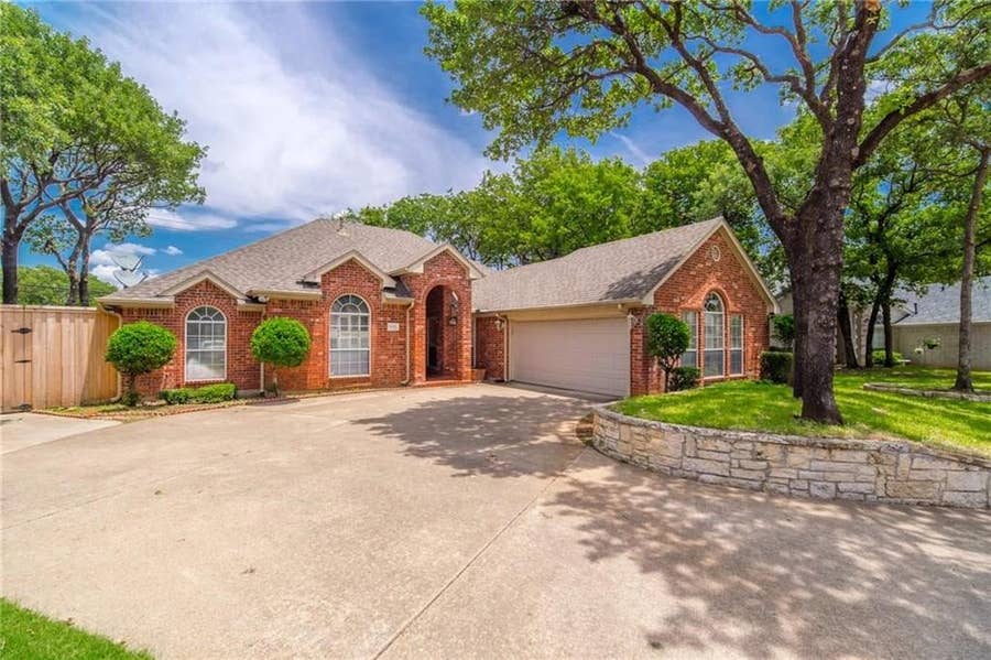 Property photo for 5000 Pointclear Court, Arlington, TX
