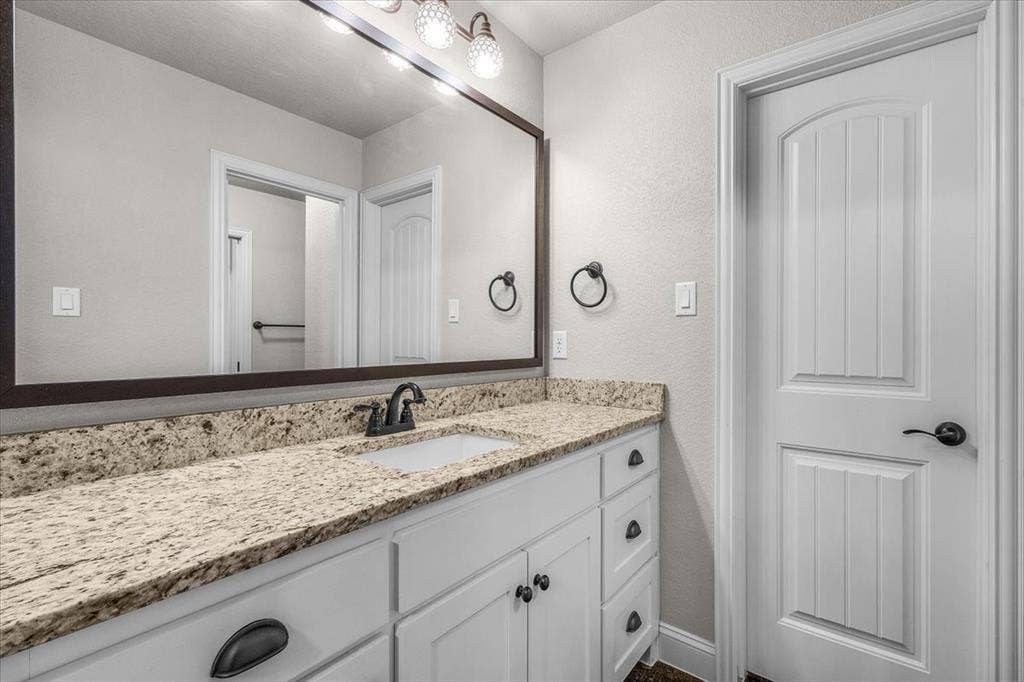 116 Rasha Drive, Azle, TX 76020 Jack and Jill bathroom