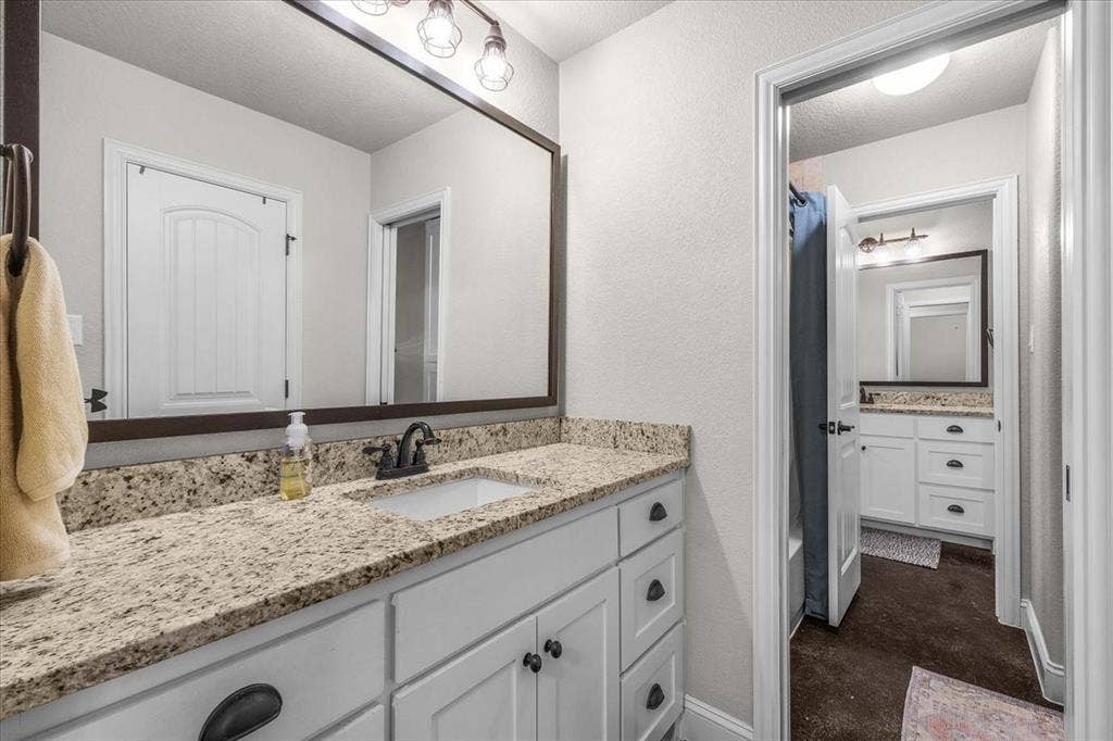 116 Rasha Drive, Azle, TX 76020 Jack and Jill bathroom