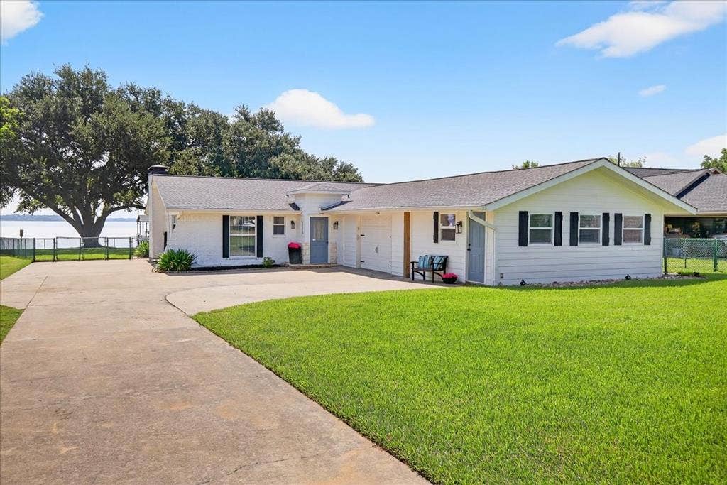 114 Baker B Ranch Road, Trinidad, TX 75163
