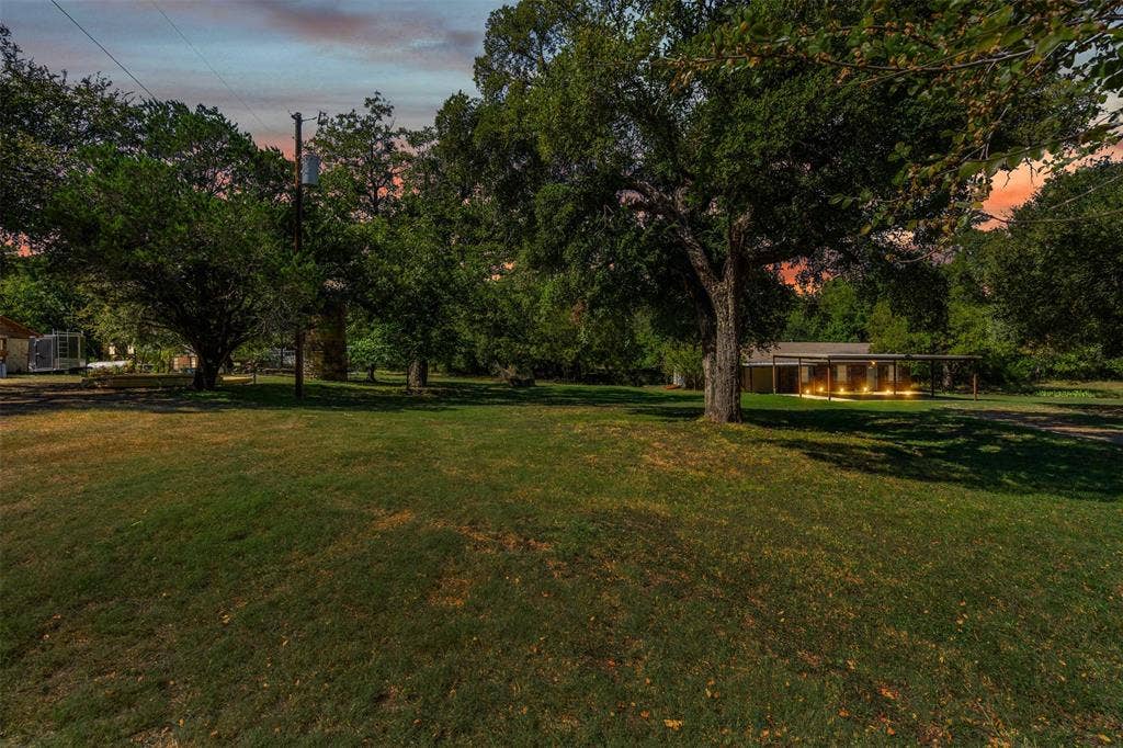 2810 Sky Harbour Drive, Granbury, TX 76049