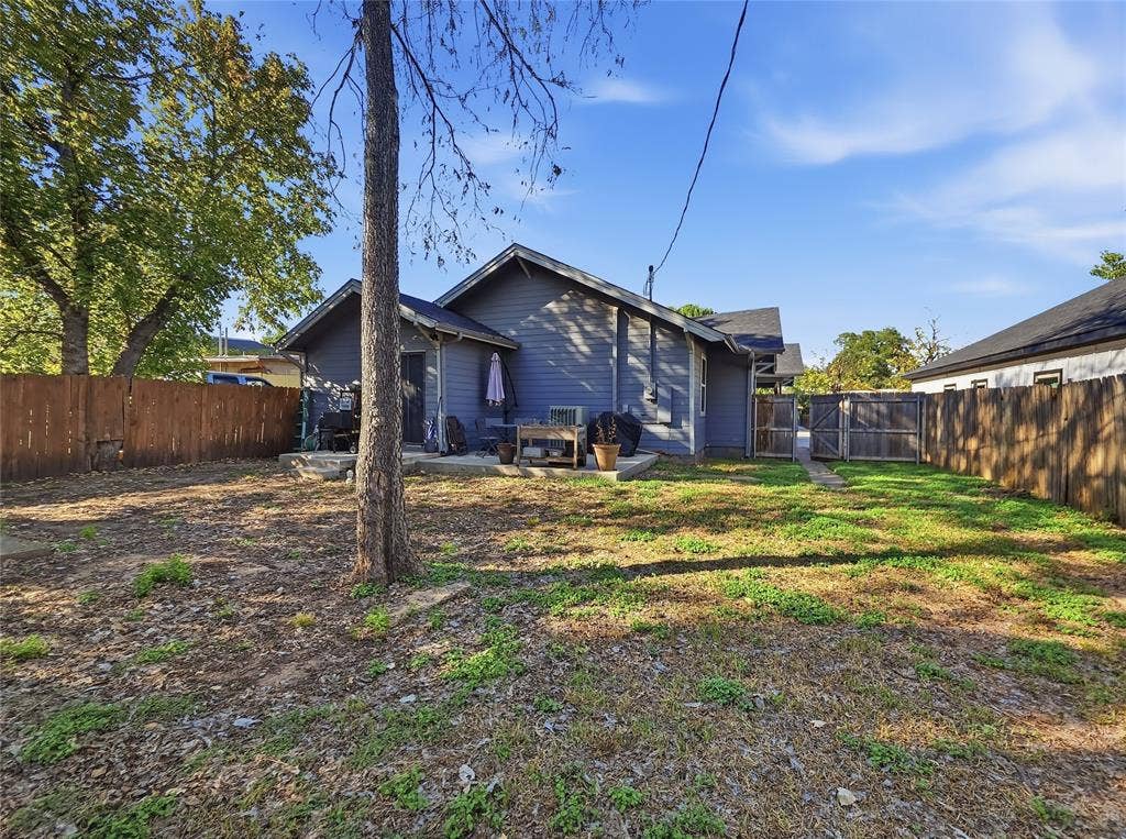 1328 Elmwood Avenue, Fort Worth, TX 76104