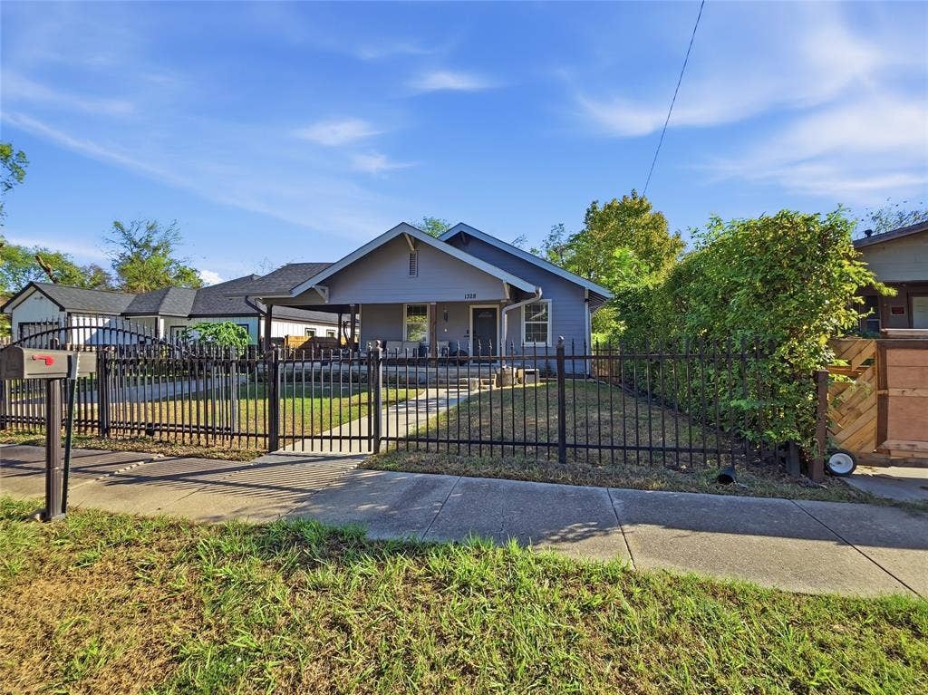 1328 Elmwood Avenue, Fort Worth, TX 76104