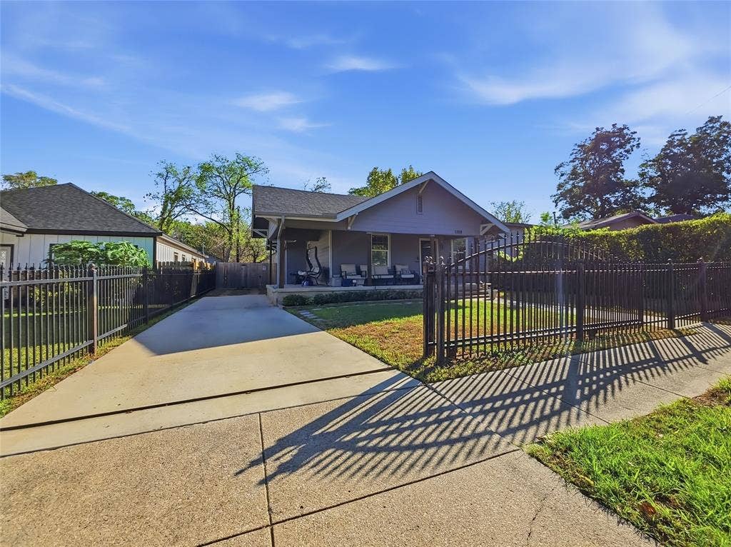 1328 Elmwood Avenue, Fort Worth, TX 76104