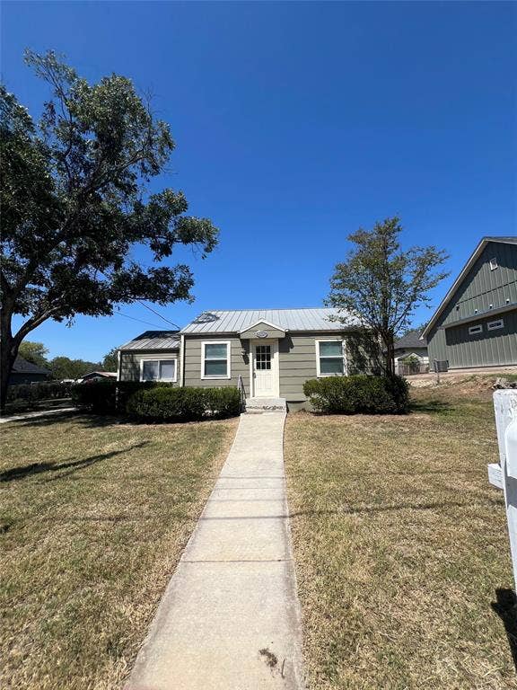 Property photo for 506 W Ball Street, Weatherford, TX