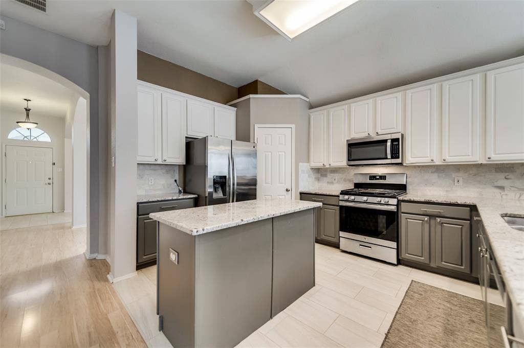 5100 Geranium Court, McKinney, TX 75070 Beautiful classy granite counter tops with designer elite back splash with island