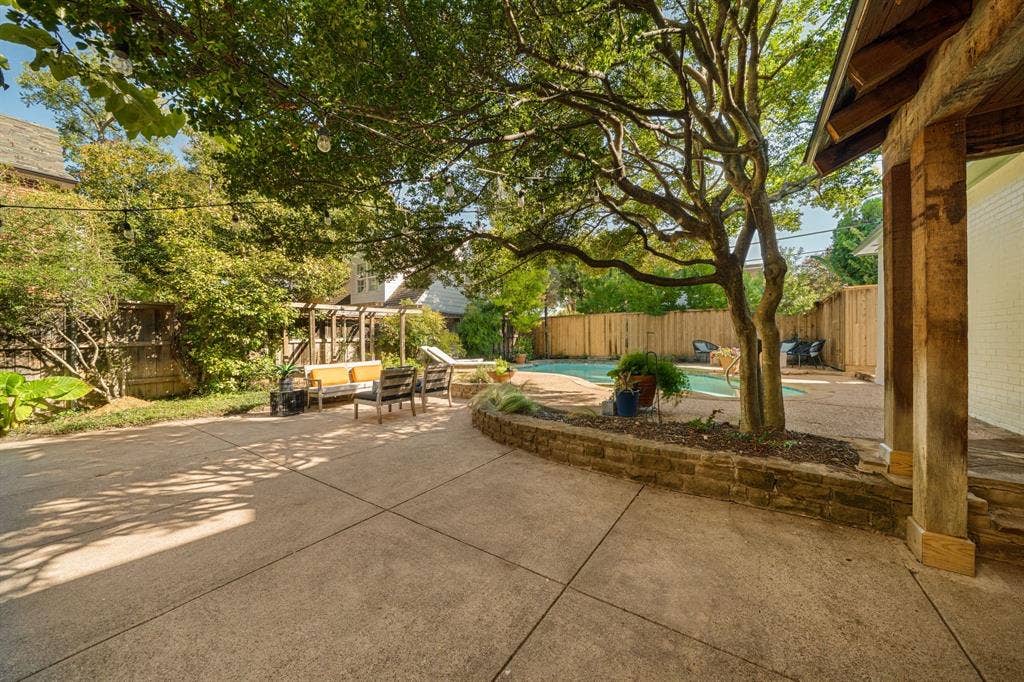 6826 Lakeshore Drive, Dallas, TX 75214
