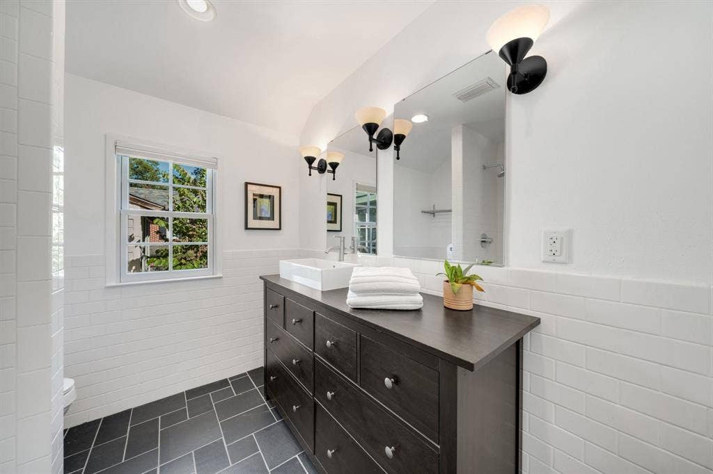 6826 Lakeshore Drive, Dallas, TX 75214