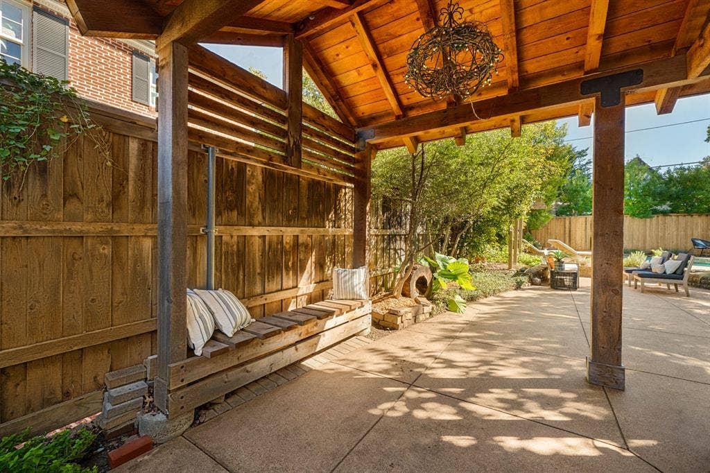 6826 Lakeshore Drive, Dallas, TX 75214
