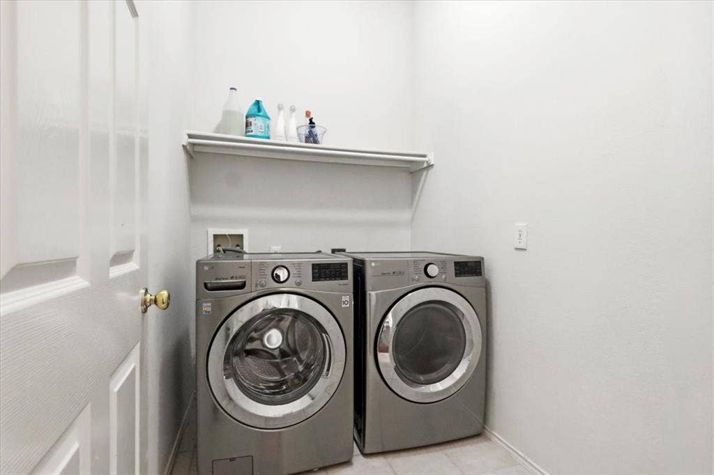 Upper wall-mounted shelving above appliance space