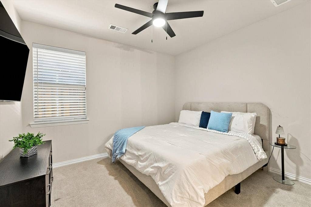 Recessed lighting, wall-to-wall carpeting, and a ceiling fan with light fixture