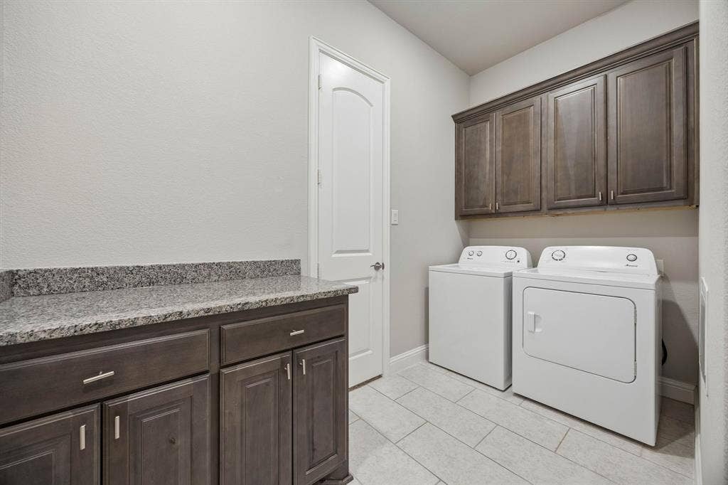 1536 Sonnet Drive, Heath, TX 75126 Large utiltiy room that flows into the primary suite