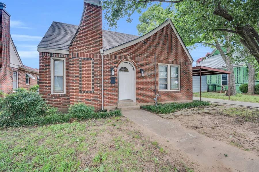 Property photo for 721 W Chambers Street, Cleburne, TX