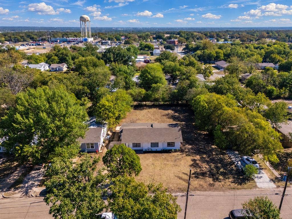 3709 N 22nd Street, Waco, TX 76708 Expansive lot featuring mature trees and a residential street