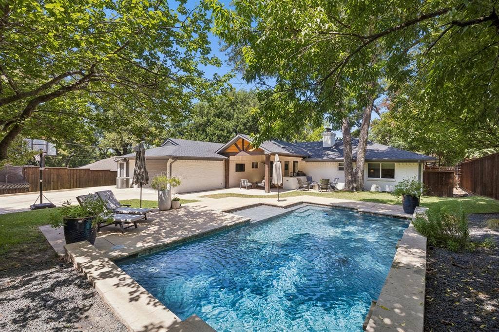 10428 Vinemont, Dallas, TX 75218 Rectangular swimming pool with integrated spa and stone coping