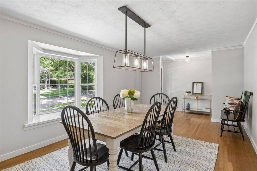10428 Vinemont, Dallas, TX 75218 Bay window with grid patterns