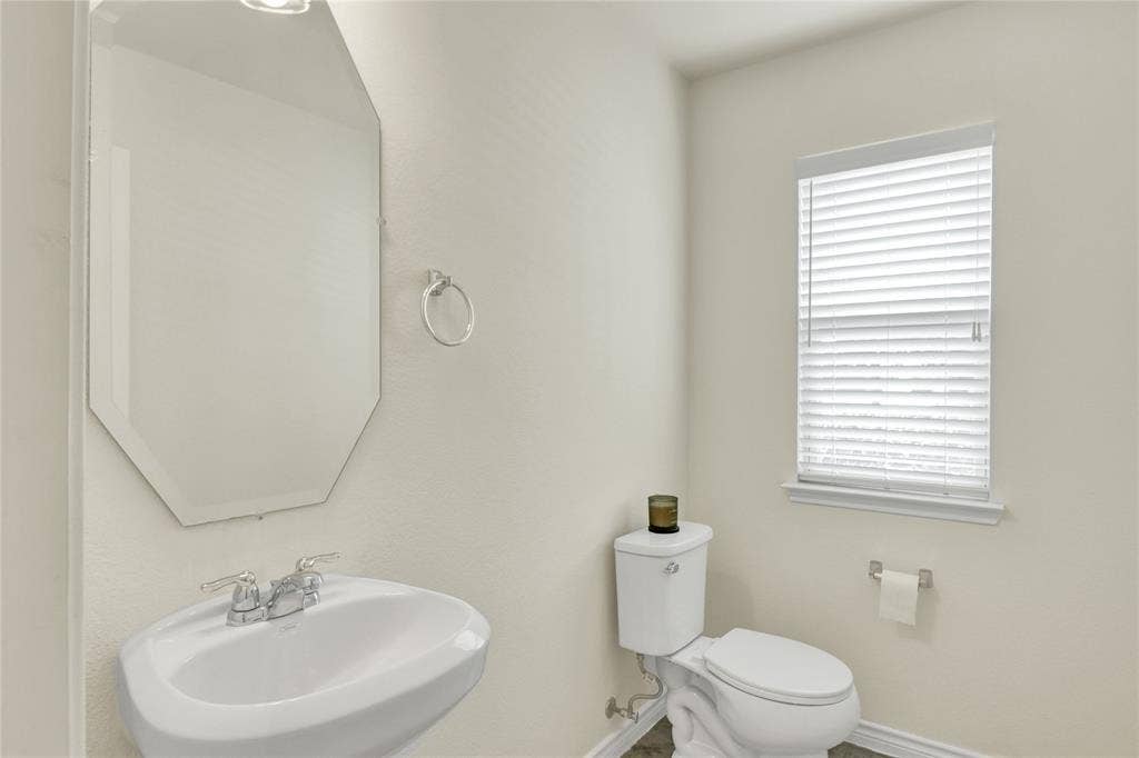 728 Snapdragon Lane, DeSoto, TX 75115 Half Bath downstairs