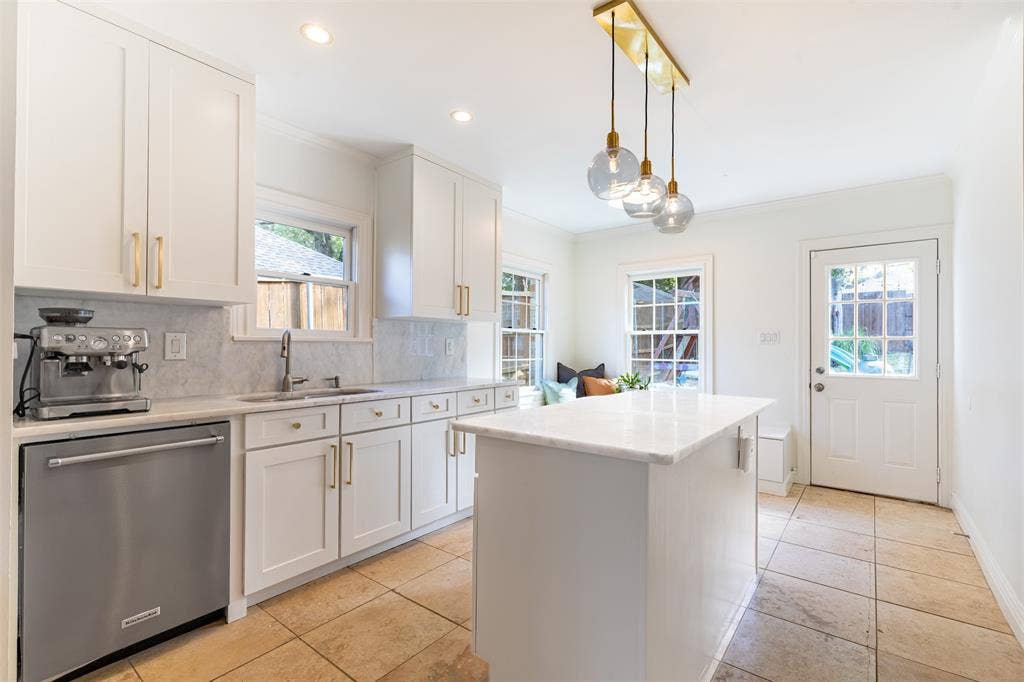 Scrumptious, honed marble countertops! You couldn't ask for more in terms of beauty and elegance.