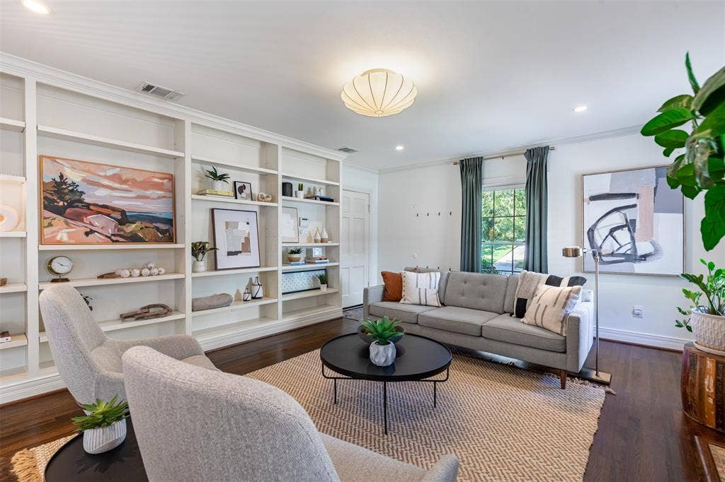 With windows (that open and close) on the north and west sides the natural light is terrific!