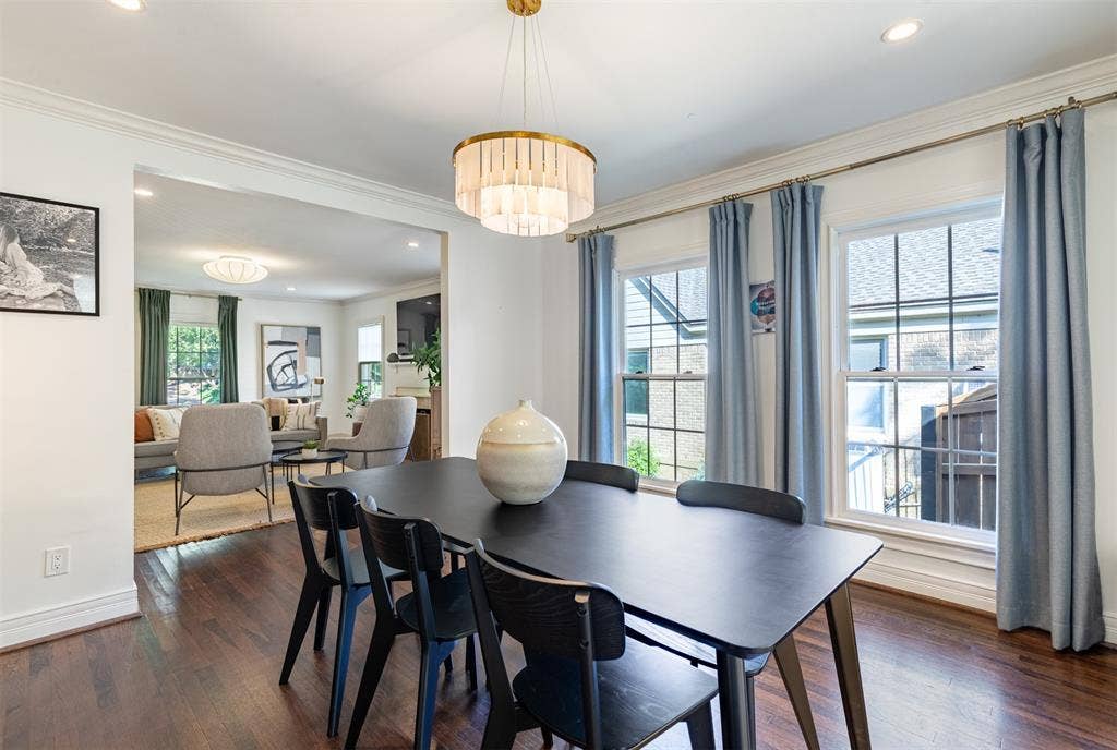 The flow between living, dining and kitchen offer the opportunity for mixing and mingling in the same spaces where everyone feels connected.