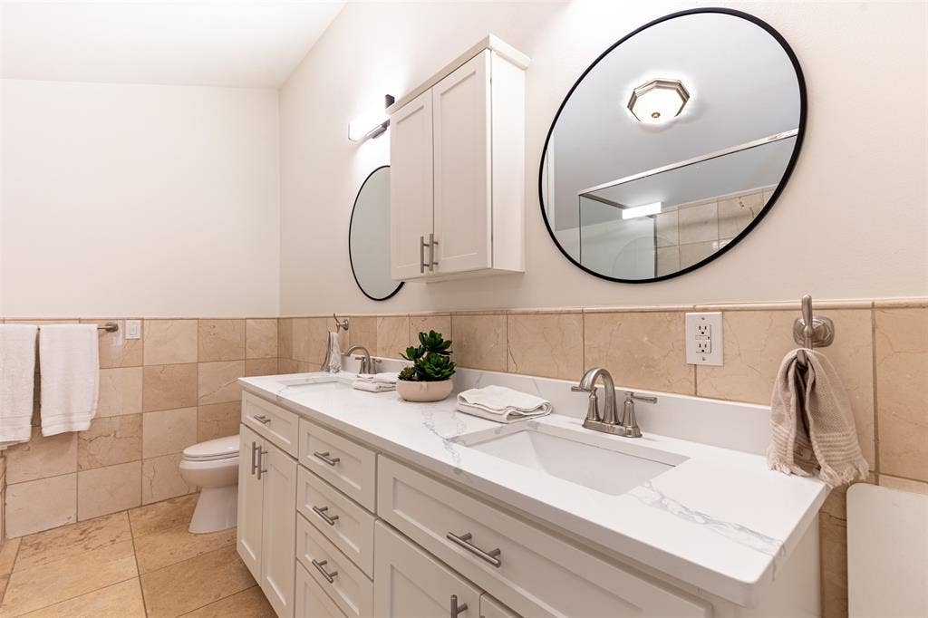 A double vanity makes life just a little easier if there's more than one person flossing!