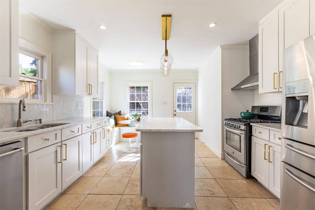 Crisp, clean, white cabinetry with designer-quality hardware and lighting are all here to enjoy.