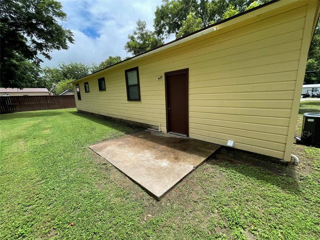 204 E 6th Street, Tolar, TX 76476 Open back patio
