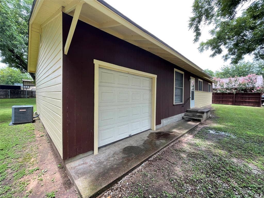 204 E 6th Street, Tolar, TX 76476 One car garage