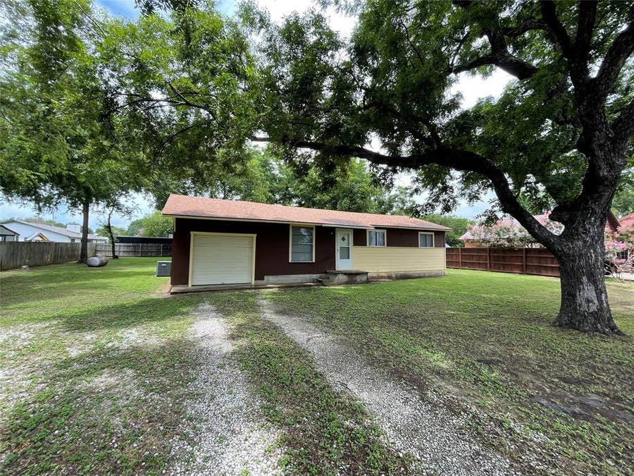 Property photo for 204 E 6th Street, Tolar, TX