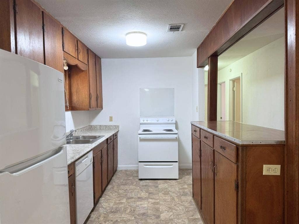 204 E 6th Street, Tolar, TX 76476 204 E 6th Street, Tolar, TX 76476
