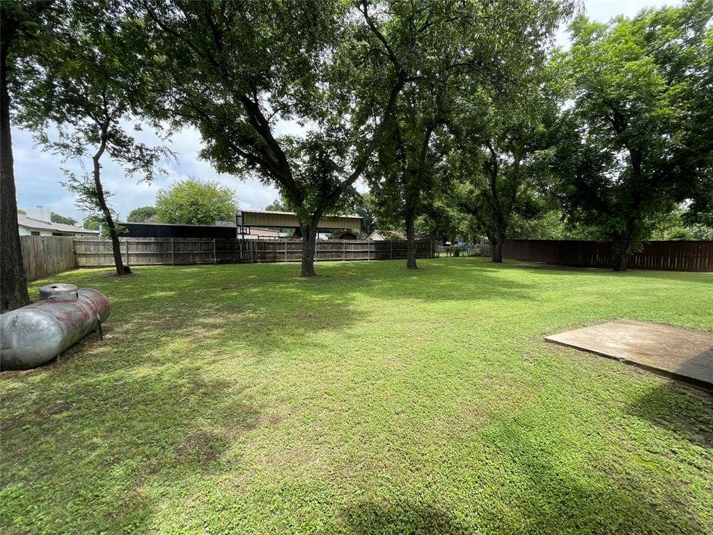204 E 6th Street, Tolar, TX 76476 Nice sized yard