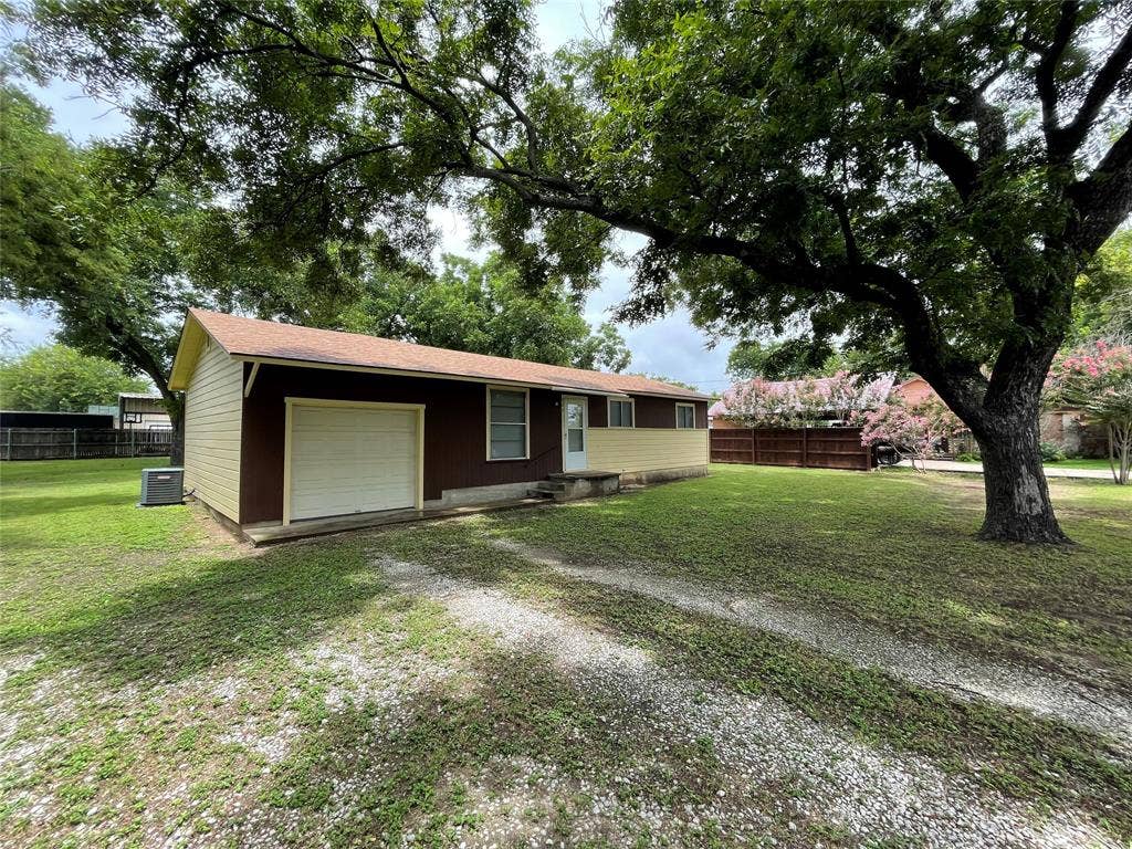 204 E 6th Street, Tolar, TX 76476 Front view of the home