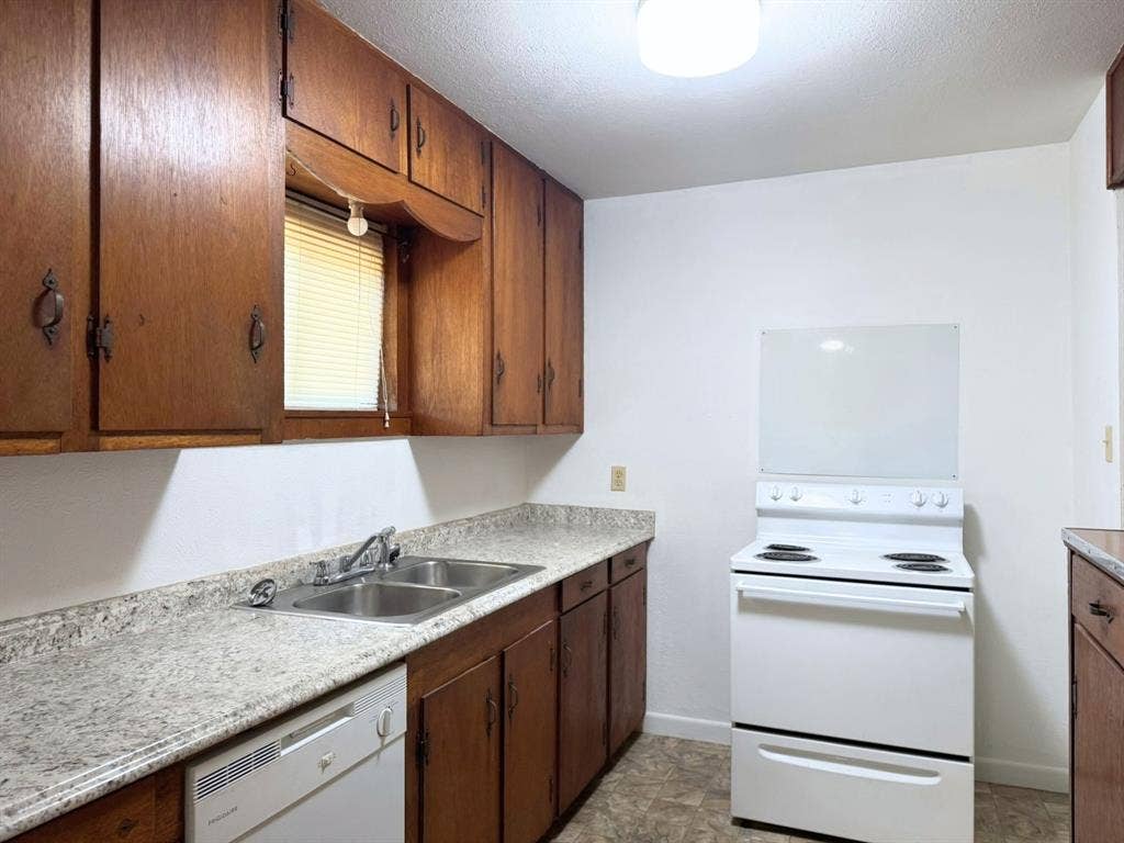 204 E 6th Street, Tolar, TX 76476 204 E 6th Street, Tolar, TX 76476