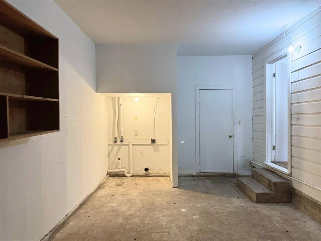 204 E 6th Street, Tolar, TX 76476 in garage