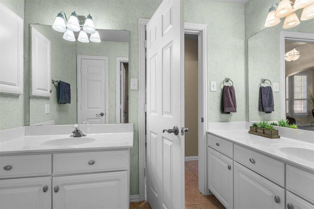Secondary bath with dual vanities and a linen closet