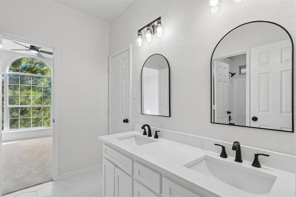 1961 Random Oaks Drive, Rockwall, TX 75087 Upstairs bathroom