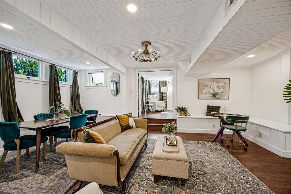 320 E 5th Street, Dallas, TX 75203 Wood-finish flooring throughout, featuring a recessed lighting, a built-in bench, and a decorative chandelier