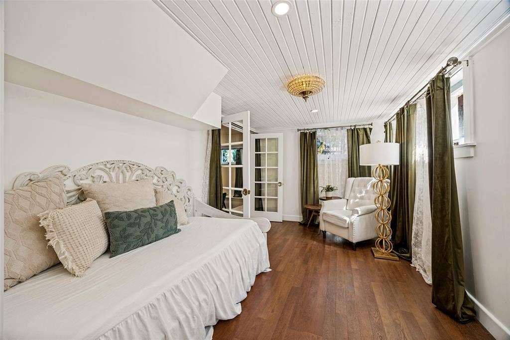 320 E 5th Street, Dallas, TX 75203 Wood-finish flooring, white paneled ceiling with recessed lighting, and a decorative ceiling fixture