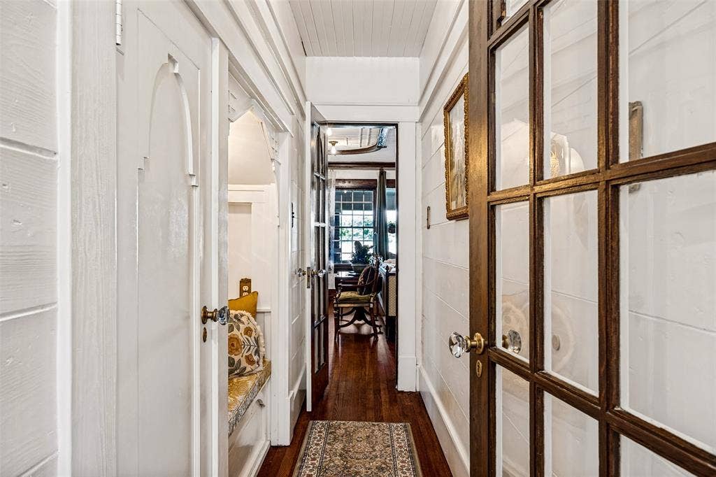 320 E 5th Street, Dallas, TX 75203 Hardwood flooring throughout, white paneled walls, glass-paned doors, and built-in alcove seating