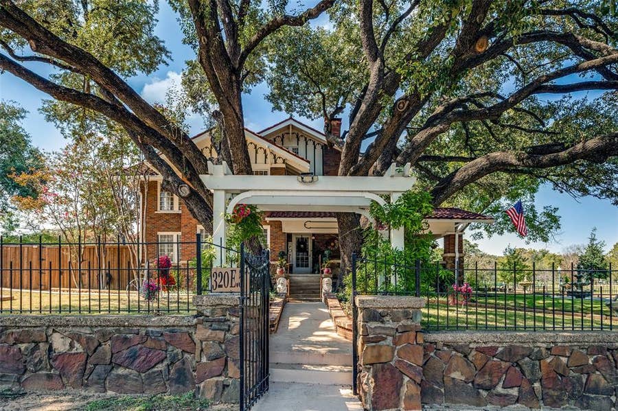 Property photo for 320 E 5th Street, Dallas, TX