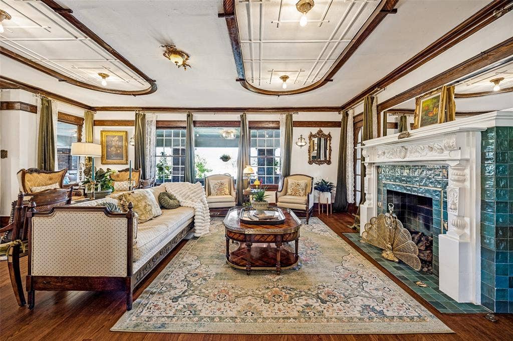 320 E 5th Street, Dallas, TX 75203 Hardwood flooring throughout, featuring a fireplace with teal tiled surround and white mantel