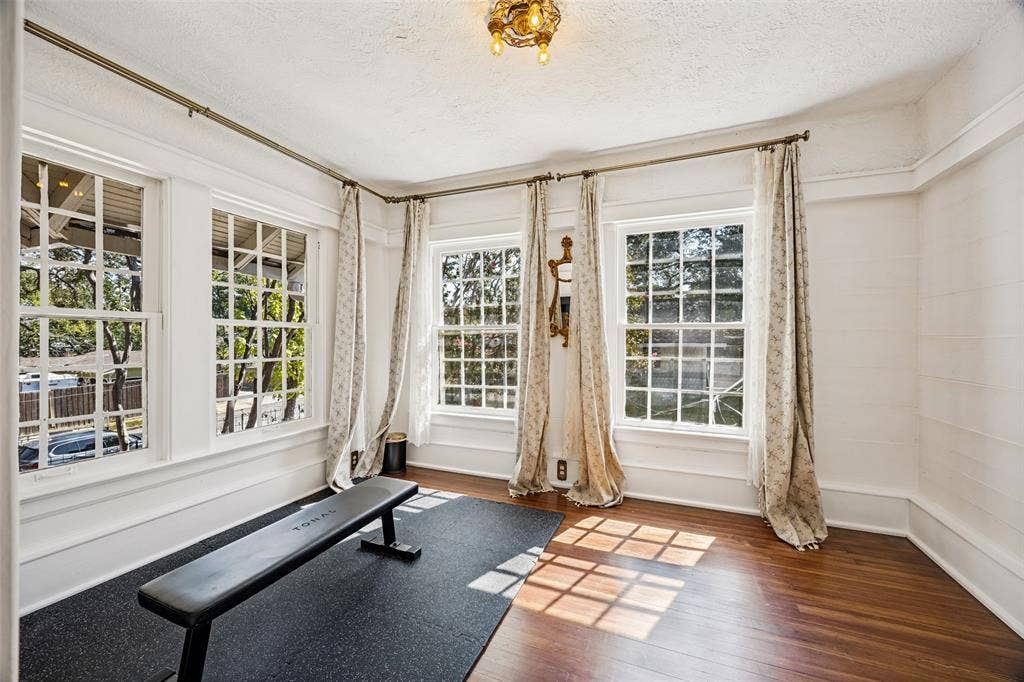 320 E 5th Street, Dallas, TX 75203 Wood-finish flooring with a multi-pane window configuration and decorative overhead lighting
