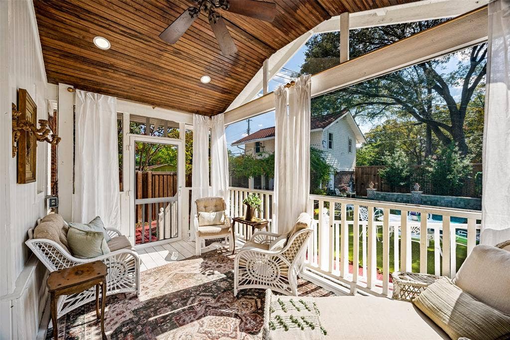 320 E 5th Street, Dallas, TX 75203 Screened porch with vaulted wood-plank ceiling, recessed lighting, and a ceiling fan